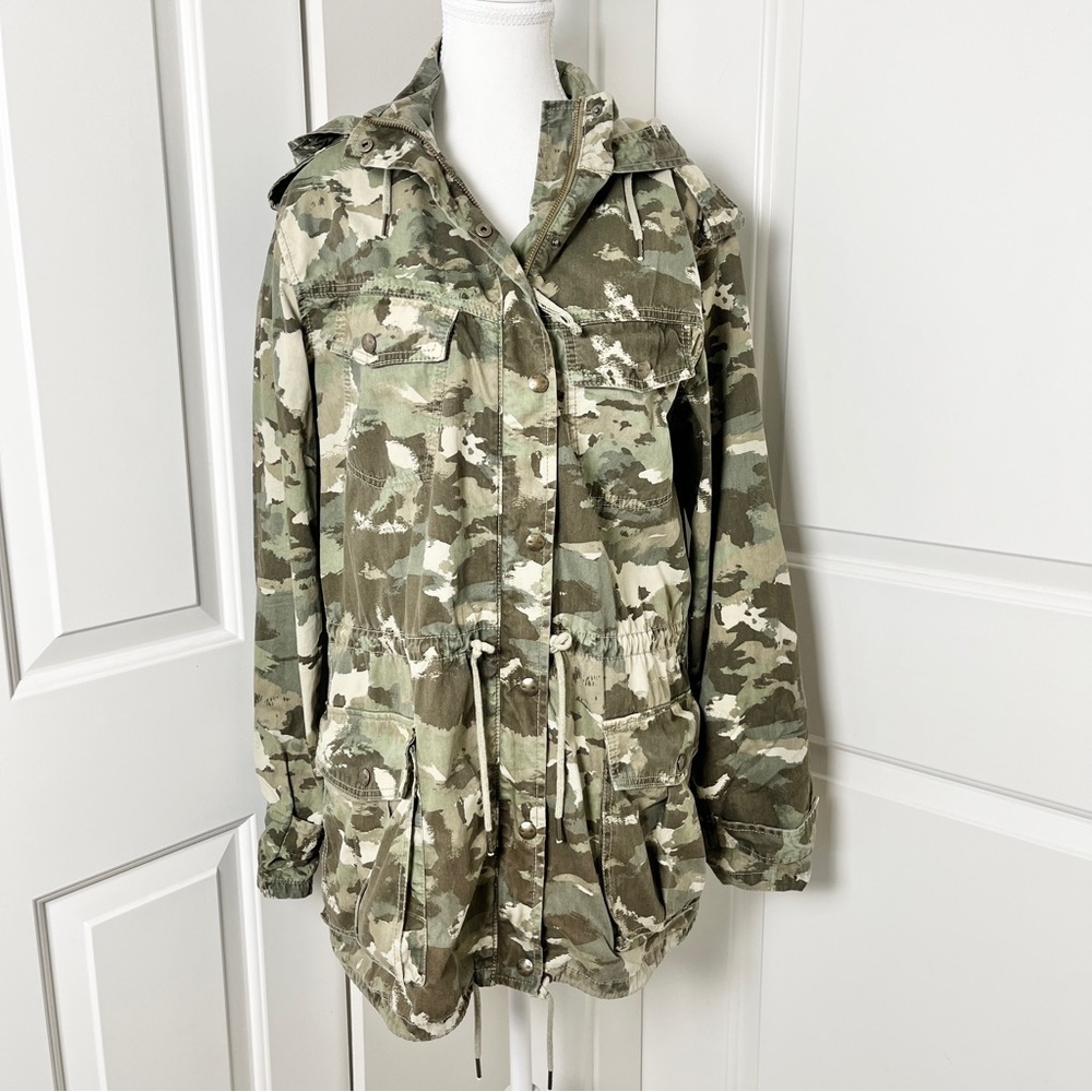Aritzia Talula Hooded Camouflage Print Utilitarian Cargo Jacket - Size Medium